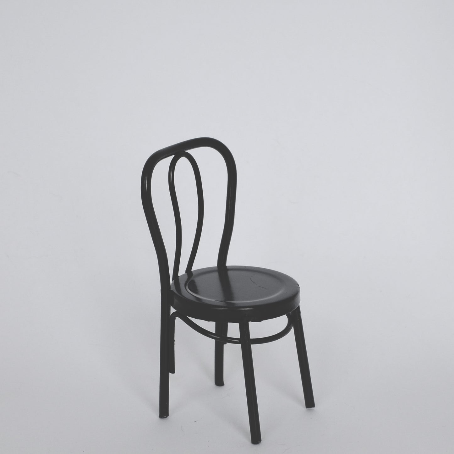 Bistro-Stuhl schwarz, Miniatur für das Puppenhaus 1:12