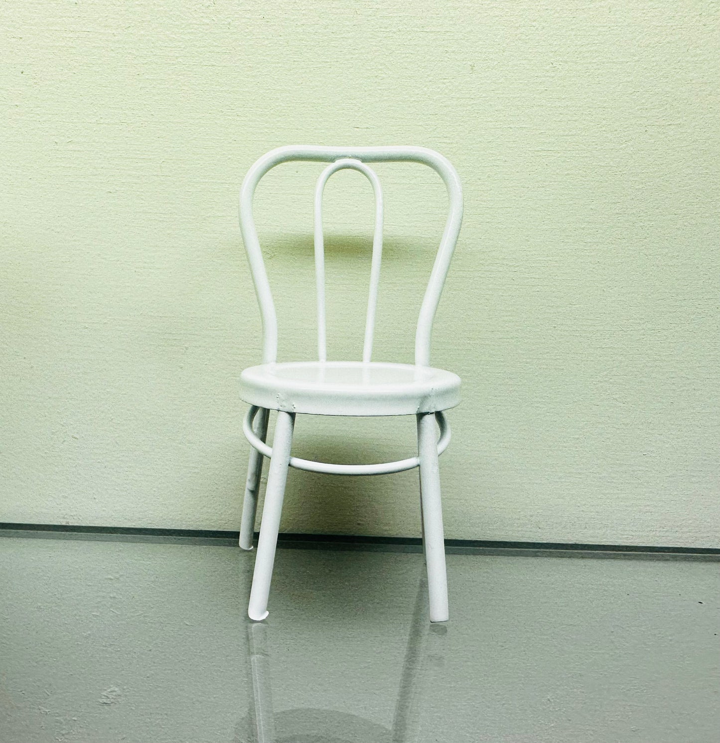 Bistro-Stuhl weiß, Miniatur für das Puppenhaus 1:12
