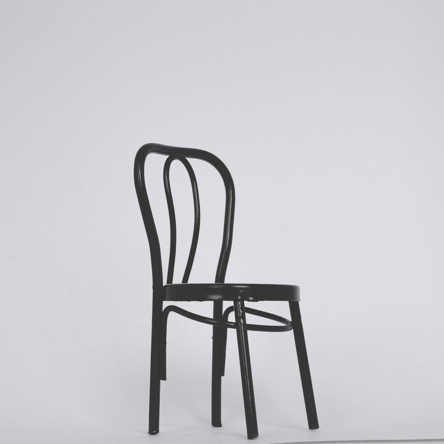 Bistro-Stuhl schwarz, Miniatur für das Puppenhaus 1:12
