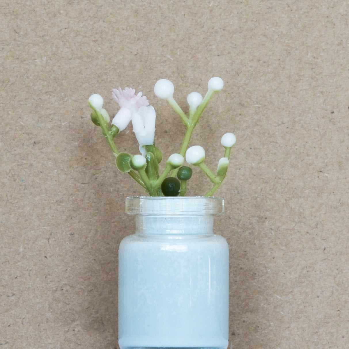 Kleine Vase mit Blumen für das Puppenhaus 1:12
