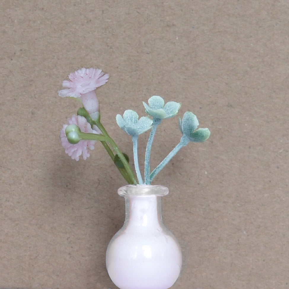 Kleine Vase mit Blumen für das Puppenhaus 1:12